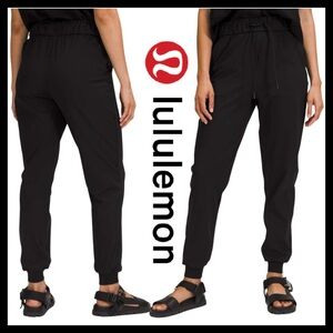 Lululemon Women’s Stretch High-Rise Jogger
Black Size (14) Perfect Condition